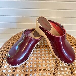 Hanna Anderson girls wooden clogs red patent leather with buckle strap size 31
